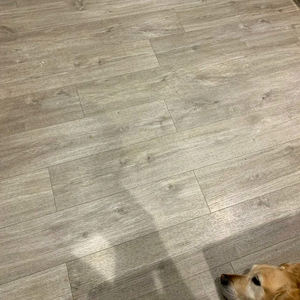 Venta caliente Grano <span class=keywords><strong>de</strong></span> madera Flexible y suave Resistente a los arañazos LVT PVC Pisos Azulejo <span class=keywords><strong>de</strong></span> suelo <span class=keywords><strong>de</strong></span> vinilo para proyecto - Product Image 1