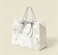 Sac fourre-tout en papier de luxe recyclable à motif floral imprimé quadricolore avec fermeture magnétique, poignée en corde et nœud en ruban pour mariage et fêtes