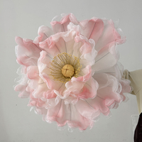 Fleur de pivoine en organza personnalisée par l'usine OEM avec lanterne pour décoration de mariage et fond floral