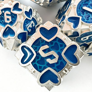 Dés à jouer complets pour D&D, en émail irisé violet mystique et bleu glacé, avec incrustation rainurée et motif cœur superposé, pour aventures de table - Product Image 6