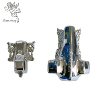 Cercueil funéraire en métal de style européen, avec intérieur en satin blanc, revêtement matelassé à grille et ferrures d'angle à motifs roulés, vente en gros