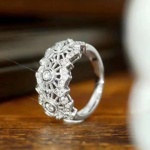 Anello Vintage con Motivo Traforato per Donne, Elegante Gioiello di Design per Dito Indice - Product Image 3