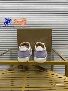 Zapatillas bajas de cuero blanco para mujer con detalles morados, zapatos casuales con cordones - Product Image 6