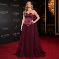 Robe de soirée bustier en mousseline bordeaux, coupe trapèze, motif élégant, idéale pour la revente en boutique