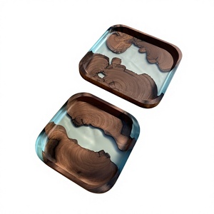 Plateau de service haut de gamme en résine et bois massif avec poignées métalliques de luxe pour le petit-déjeuner, les boissons, le fromage et la présentation du vin - Product Image 1