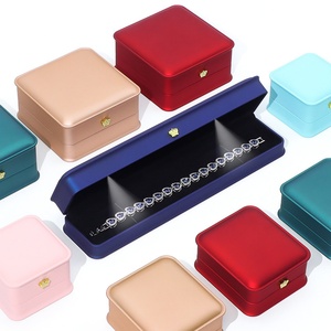 Boîte à bijoux de luxe simple personnalisée avec éclairage LED, boîte rectangulaire exquise pour pendentif, collier, bague, bracelet avec lumière LED - Product Image 2