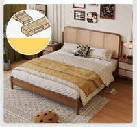 Boho Massivholz-Plattformbett mit Rattan-Kopfteil, Natürliches Rohrgeflecht-Bettgestell für Schlafzimmer mit Warmem Walnuss-Finish