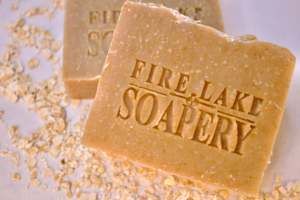 Savon nourrissant au miel et à l'avoine, procédé à froid, avec texture exfoliante douce pour une routine quotidienne de soin de la peau - Product Image 3
