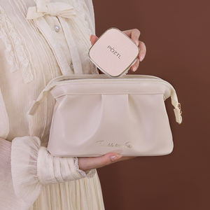 Bolsas de cosméticos impermeables de PU con logotipo personalizado de fábrica de diseñador de lujo, bolsa de maquillaje de almacenamiento de artículos de tocador de viaje de cuero PU a la moda para mujer - Product Image 6