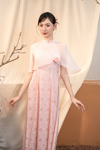Robe Ao Dai en soie brodée vietnamienne moderne du Vietnam - Superposition d'épaule en mousseline transparente avec motif de rose KAD27 - Product Image 6