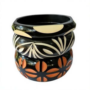 Conjunto de brazaletes de resina con diseño de flores de cerámica hechos a mano, estilo étnico, joyería unisex, negro con incrustaciones naranjas y crema para mujer. - Product Image 1