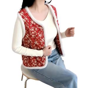 Gilet floral à texture chaude avec garniture en fourrure blanche, col en V et fermeture éclair, choix privilégié pour les occasions de rassemblement des femmes d'âge mûr - Product Image 1
