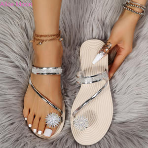 Gran oferta 2025, novedad de verano, cubierta de diamantes de imitación, anillo en el dedo del pie, chanclas, zapatillas planas, <span class=keywords><strong>sandalias</strong></span> con suela de paja - Product Image 1