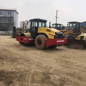 Compacteur d'occasion EXCELLENT, Matériel de construction et de terrassement à prix abordable, Rouleau compresseur CA302D à vendre - Product Image 5
