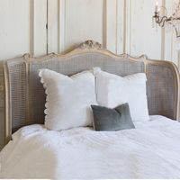 Lit king-size en chêne massif sculpté, style français traditionnel, avec cannage tressé, hauteur réglable, design de lit moelleux