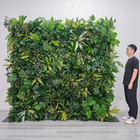 Mur végétal artificiel sur le thème de la nature sauvage, toile de fond montagne et prairie, mur artificiel de Monstera Deliciosa pour l'aménagement de verdure en magasin