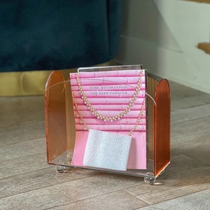 Porte-revues en lucite ondulée ambrée personnalisé - Product Image 2