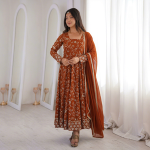 Ensemble Anarkali en Chiffon de Soie Marron Élégant Brodé de Fleurs avec Dupatta en Tulle et Robe à Manches Longues pour Mariage et Fêtes - Product Image 1