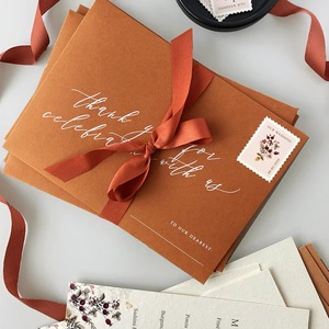 Juego de Invitaciones de Boda de Papel Kraft Personalizadas con Diseño Floral e Impresión en Dorado para Eventos Elegantes - Product Image 3