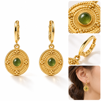 Boucles d'oreilles Mosen OEM de style rétro avec boutons, ornées de perles dorées texturées et d'un accent en jadéite verte.