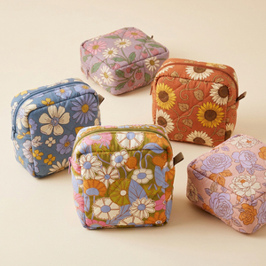 Bolsa de Maquillaje Pequeña Acolchada de Poliéster Ecológica en Oferta, Botellas de Agua Recicladas, Bolsa Moderna Acolchada con Flores - Product Image 1