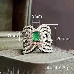 Anello da Donna Q647 in Oro Bianco con Diamanti e Smeraldi Laterali, Smeraldo Naturale Taglio Smeraldo Colore D, Gioiello di Fidanzamento - Product Image 4