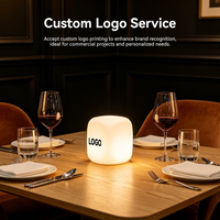 Lampe de table moderne personnalisée avec écran LED carré, idéale pour la publicité marketing et l'ambiance de restaurant