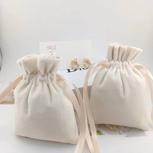 Paquete de franela de seda personalizado multicolor, bolsillo, regalo de dulces de boda, instrumento de belleza, masajeador, bolsa para el polvo - Product Image 2