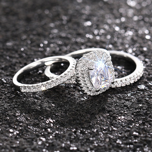 Anello di Fidanzamento da Donna T0624 con Diamante Taglio Radiant, Stile Classico con Design Halo - Product Image 3