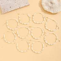 Lot de 10 bracelets ajustables en résine perlée pour femme avec perles imitation nacre et cordon coulissant doré – Idéal comme cadeau