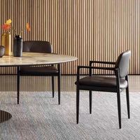 Chaise de salle à manger moderne du milieu du siècle avec structure en bois massif et coussin en cuir, fauteuil rembourré pour restaurant et maison, chaise en bois