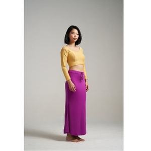 Elegante falda interior de poliéster morado oscuro con corte de sirena, cintura alta y control de abdomen para una caída perfecta. - Product Image 4