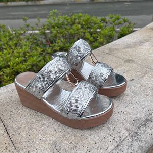 Sandalias de cuña de verano de alta calidad con lentejuelas brillantes y dos bandas, con hebilla metálica, elevadas, para mujer, para exterior, sin cordones. - Product Image 2