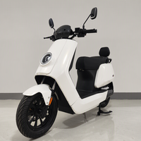 Moto électrique moderne blanche haute performance pour adultes, avec phare LED arrondi et dossier confortable, idéale pour les trajets urbains.