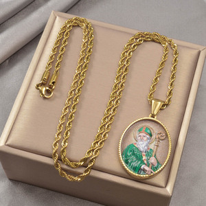 Medallón personalizado de San Patricio en acero inoxidable 316L con diseño de cuerda trenzada, unisex, joyería al por mayor. - Product Image 4