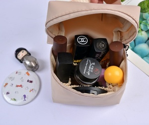 Pochette de voyage pour maquillage en nylon de grande capacité, organisateur de bonbons, fermeture éclair portable, poignée souple, sac cosmétique, logo personnalisé pour le rangement de produits de beauté - Product Image 5