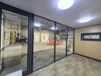 Maisonnette préfabriquée moderne en forme de pomme, design panoramique en verre, pour hôtel de camping ou chambre d'hôtes.