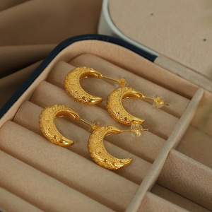 Pendientes con forma de C en forma de media luna, chapados en oro de 18 quilates, joyería de moda de acero y titanio para mujer, diseño elegante de luna EH29 - Product Image 3