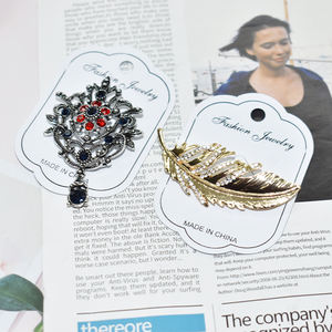 Broche con inicial inglés personalizado de 26 perlas simuladas de alta calidad, joyería de moda moderna para mujeres, regalos de libertad - Product Image 6