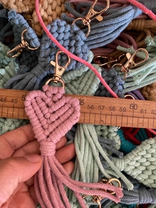 Vente en gros de <span class=keywords><strong>porte</strong></span>-clés pompon en forme de <span class=keywords><strong>cœur</strong></span> <span class=keywords><strong>porte</strong></span>-clés bohème tissé à la main <span class=keywords><strong>porte</strong></span>-clés en forme de <span class=keywords><strong>cœur</strong></span> pendentif de sac <span class=keywords><strong>porte</strong></span>-clés <span class=keywords><strong>macramé</strong></span> pour amoureux du coton - Product Image 3