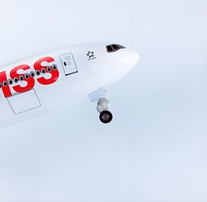 47cm 1/158 Ornement décoratif de B777-300er à commande vocale à LED à commande vocale Swiss Airlines - Product Image 4