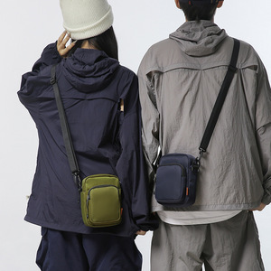 Sac à bandoulière léger et polyvalent pour usage quotidien et sportif en extérieur, avec plusieurs poches zippées, pour hommes et femmes - Product Image 5