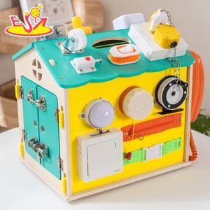 Nouvelle Maison <span class=keywords><strong>en</strong></span> <span class=keywords><strong>Bois</strong></span> à Toit Vert 2026, <span class=keywords><strong>Cube</strong></span> <span class=keywords><strong>d</strong></span>'Activités Montessori avec Serrures, Loquets et Fonctions Sensorielles pour Tout-Petits W12D931B - Product Image 1