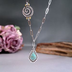 Collana con Ciondolo a Spirale e Rombi, Design Vintage per Donne - Product Image 1