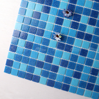 Échantillon gratuit, fournisseur OEM, mosaïque de verre cristal vert bleu aqua irisé à fusion à chaud pour mur, sol, piscine