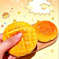 Nouvel Arrivage Jouet Sensoriel Anti-stress Squishy et Croquant, Bloc de Construction Simulation Alimentaire Pain à l'Ananas, Boîte Sonore et Jouet à Presser