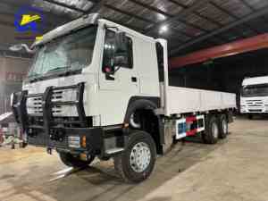 Camion à plateau tout-terrain Sinotruk HOWO 10 roues 6x4 d'<span class=keywords><strong>occasion</strong></span>, camion à plateau tout-terrain, camion de fret à clôture - Product Image 1