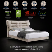 Lit rembourré en bois massif crème, style minimaliste moderne, avec rainurage horizontal et design éco-responsable