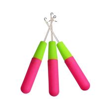Outil crochet à loquet en métal et plastique pour coiffure, plumes, tapis et grandes tresses capillaires