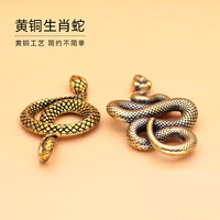 AA016431 Ornements de pendentif porte-clés de voiture similaire serpent fait main en cuivre